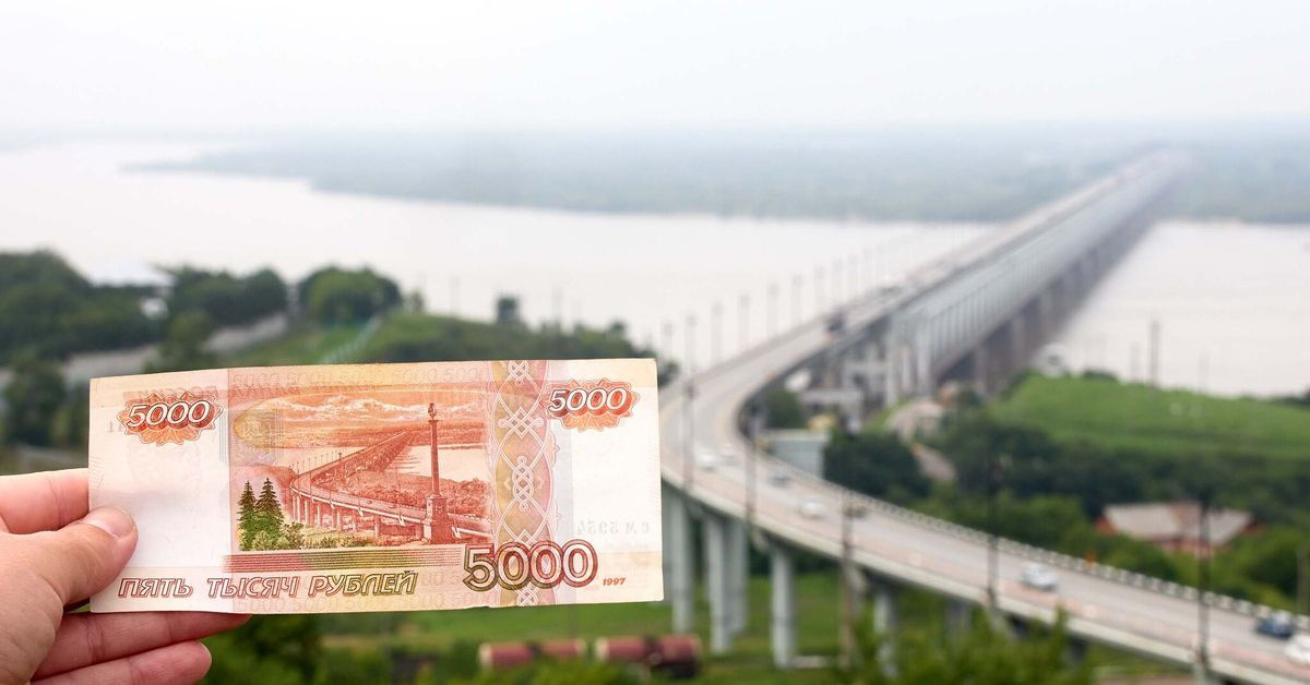 Пять тысяч рублей – билет Банка России, крупнейший по размеру номинал купюр образца 1997 года в Российской Федерации. Введён в обращение 31 июля 2006 года и в настоящее время является одним из самых редких номиналов.
В центре лицевой стороны банкноты – изображение памятника Муравьёву-Амурскому и вид на утёс, ниже – лента с надписью «Хабаровск».
На оборотной стороне – изображение моста через реку Амур.