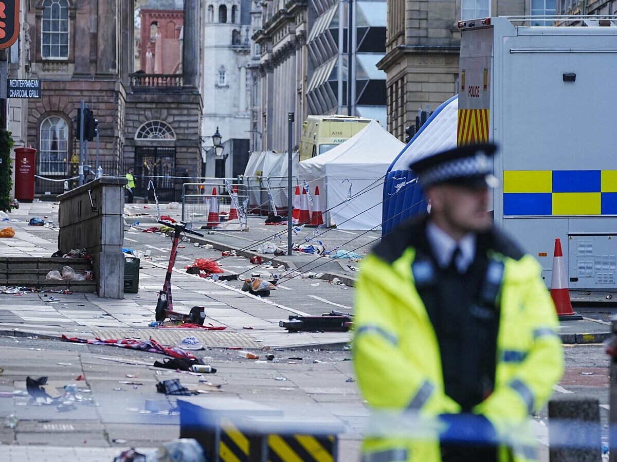    Полиция на месте, где был совершен наезд автомобиля на толпу болельщиков в Ливерпуле© Getty Images / Peter Byrne - PA Images