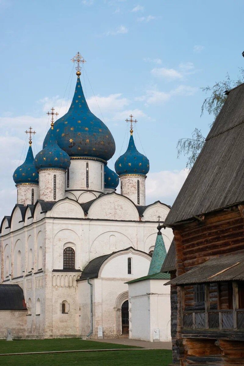 Рождественский собор со звездами на куполах стал архитектурным символом Суздаля