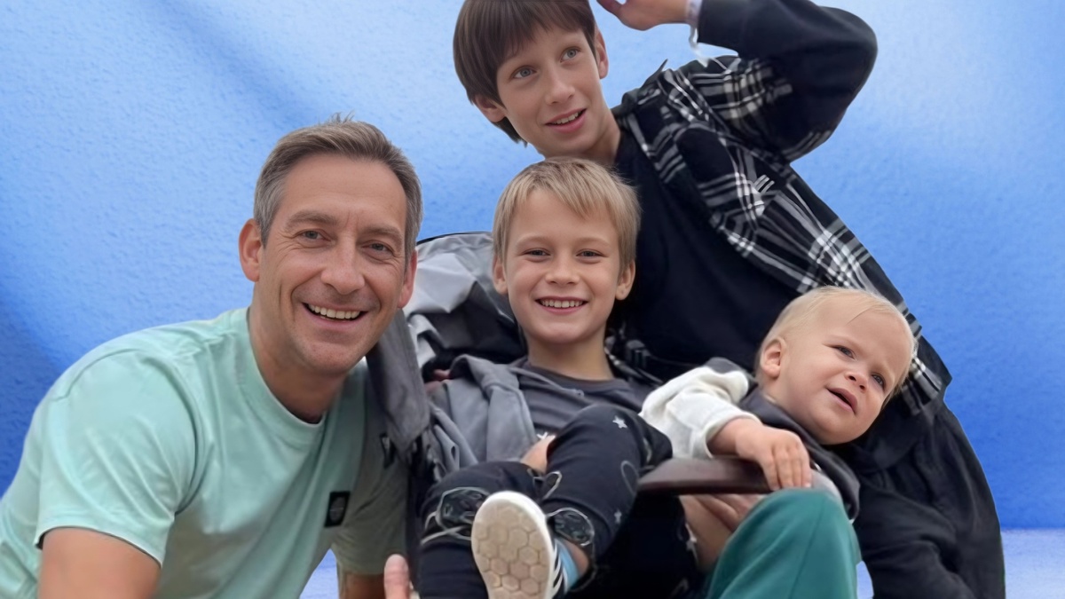 Актёр Артем Ткаченко с сыновьями