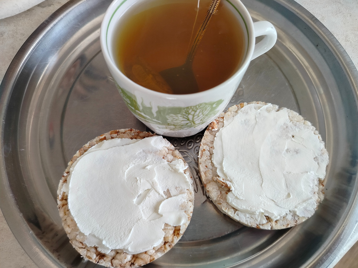 Чай зелёный, утренний.  Для бодрости и чтобы окончательно проснуться. Хлебцы и творожный сыр.