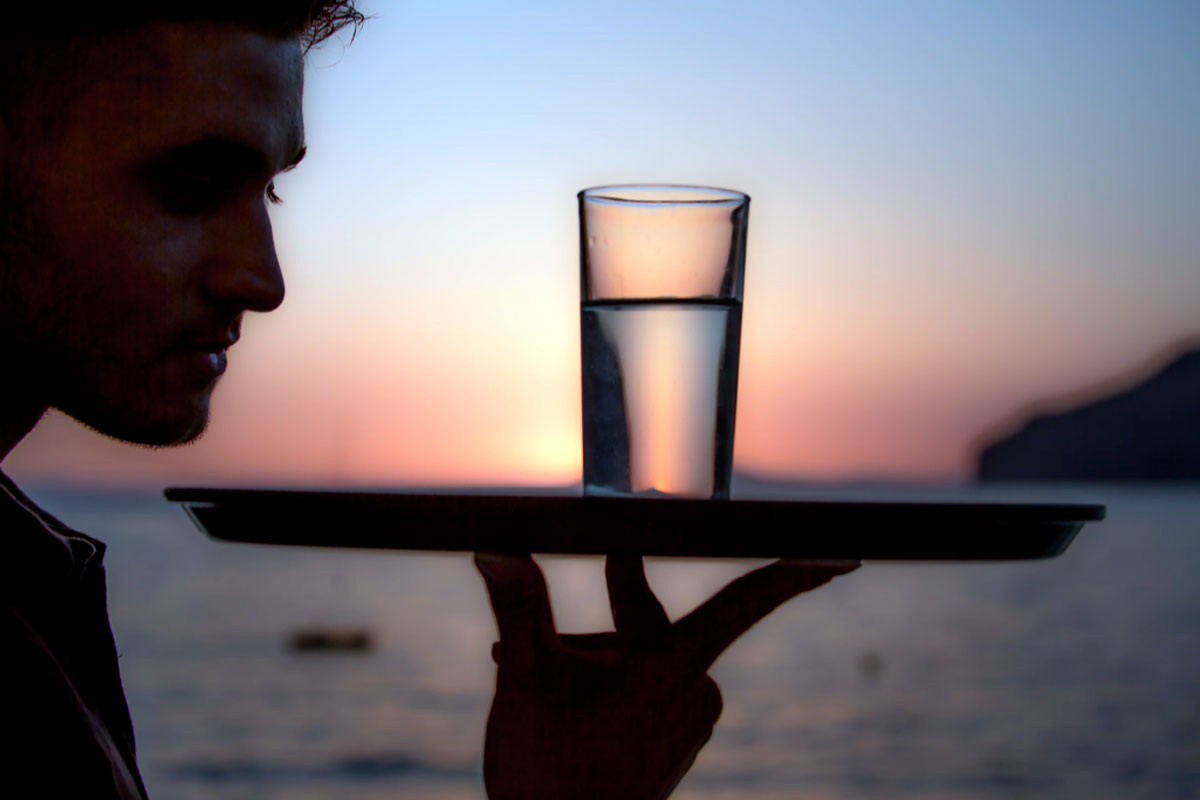 Официант не просто работает, он создает атмосферу