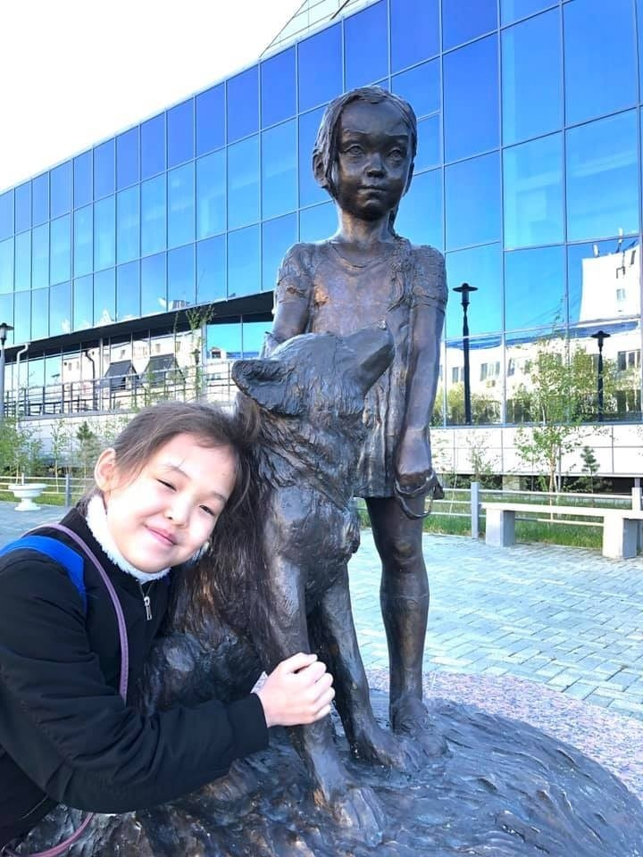 Карина со своим памятником