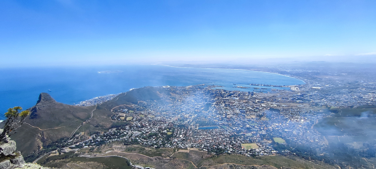 Панорамный вид с вершины на город (и дым от пожара)