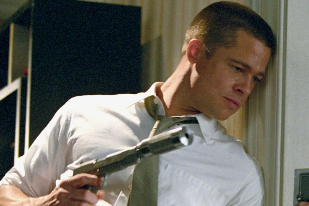    Такую стрижку Питт носил в начале 2000-х