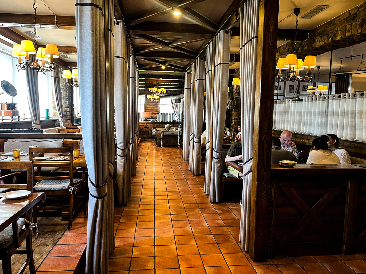 Вид на зал →