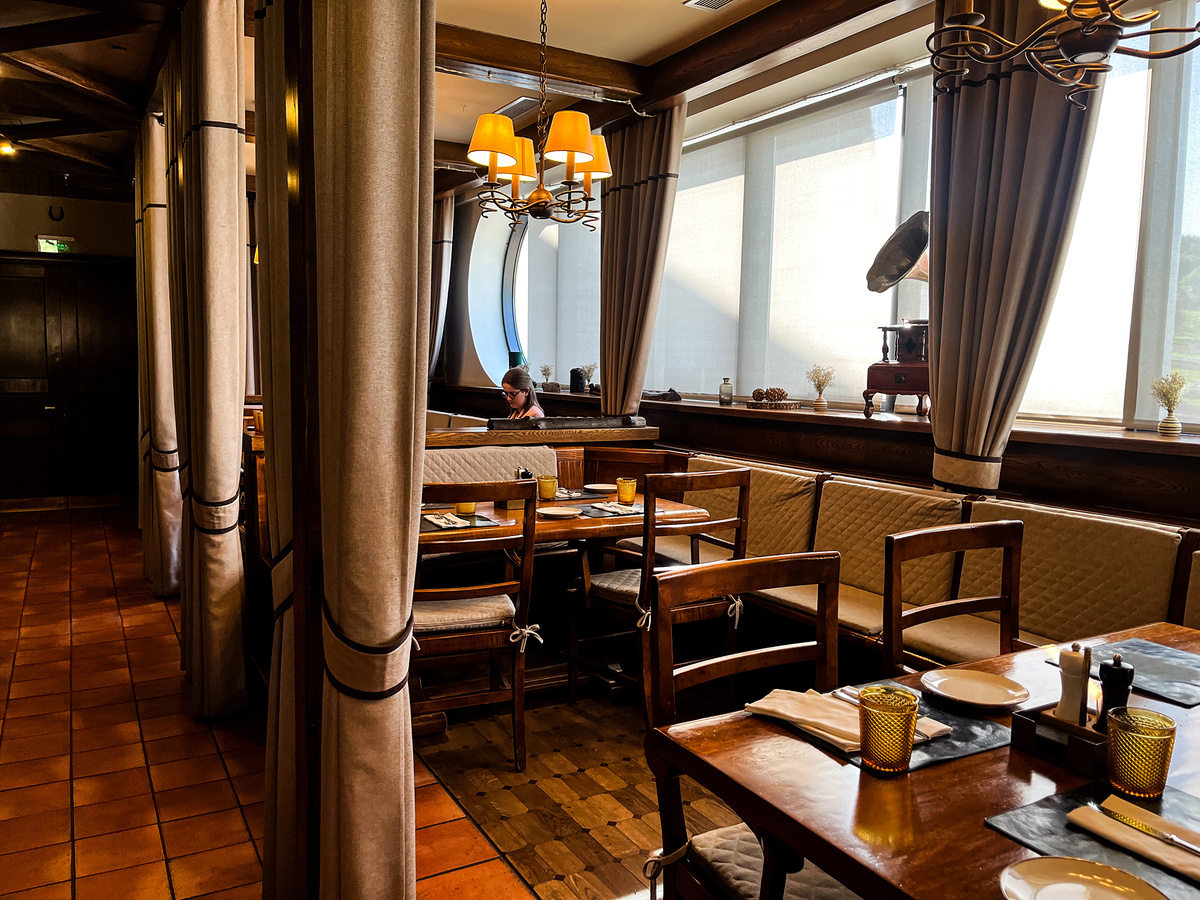 Столики у окна →