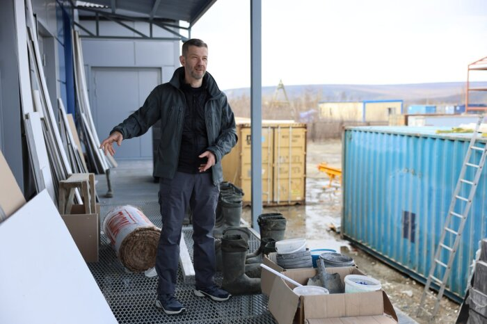  Начальник Чукотки показывает, где надо построить пандус / Фото: телеграм-канал Владислава Кузнецова