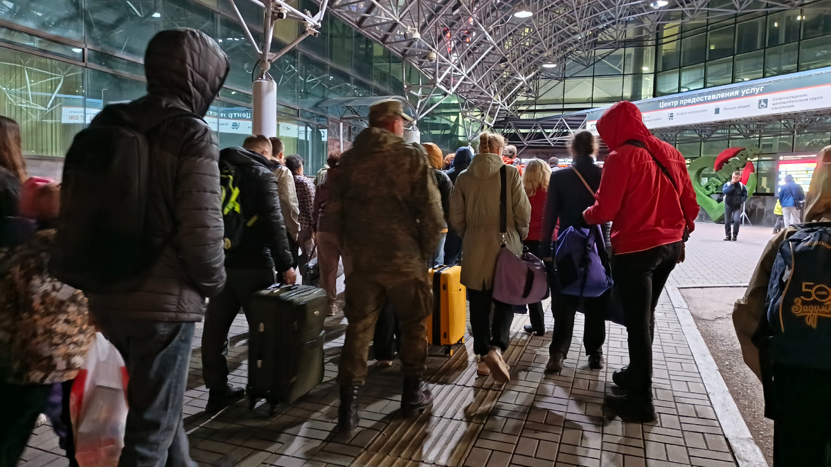 Очередь перед входом в здание железнодорожного вокзала в Самаре 30-го апреля 2025. Фото автора. 