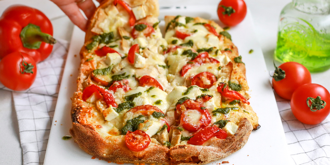 Рецепт римской пиццы три сыра, с цыпленком и песто