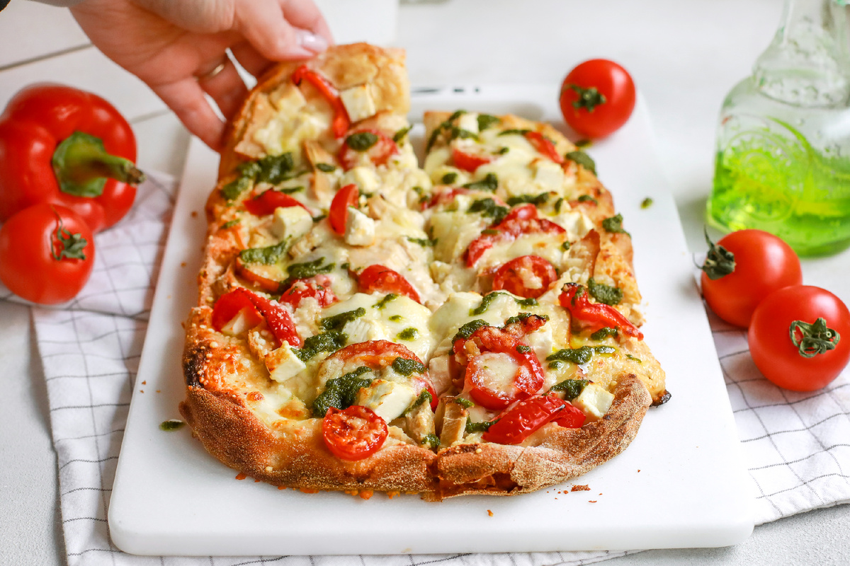 Римская пицца три сыра, с цыпленком и песто