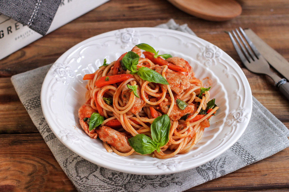 Спагетти «Аллисте» со свиной вырезкой в вустерском соусе и протёртыми томатами