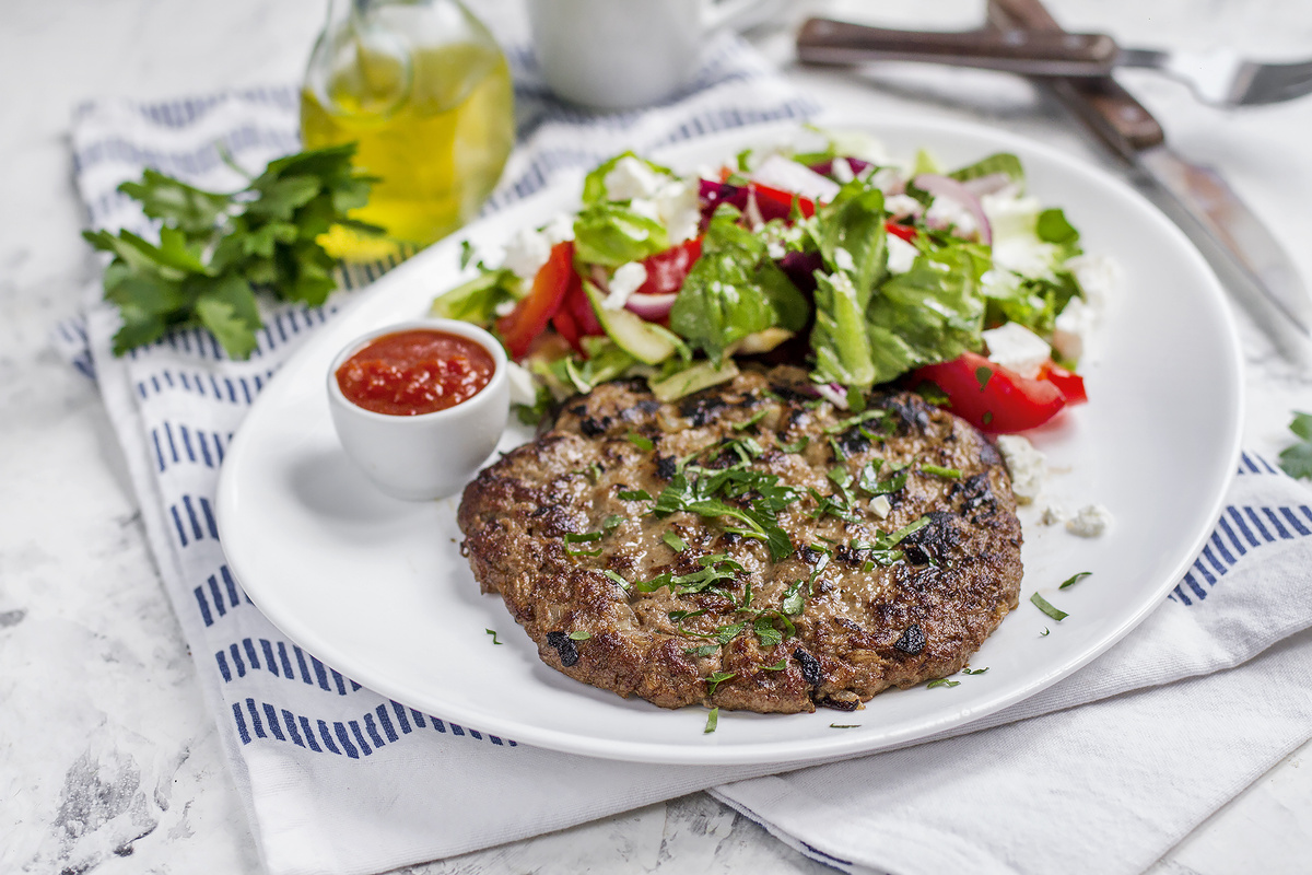 Плескавица по-сербски с шопским салатом из свежих овощей и брынзы