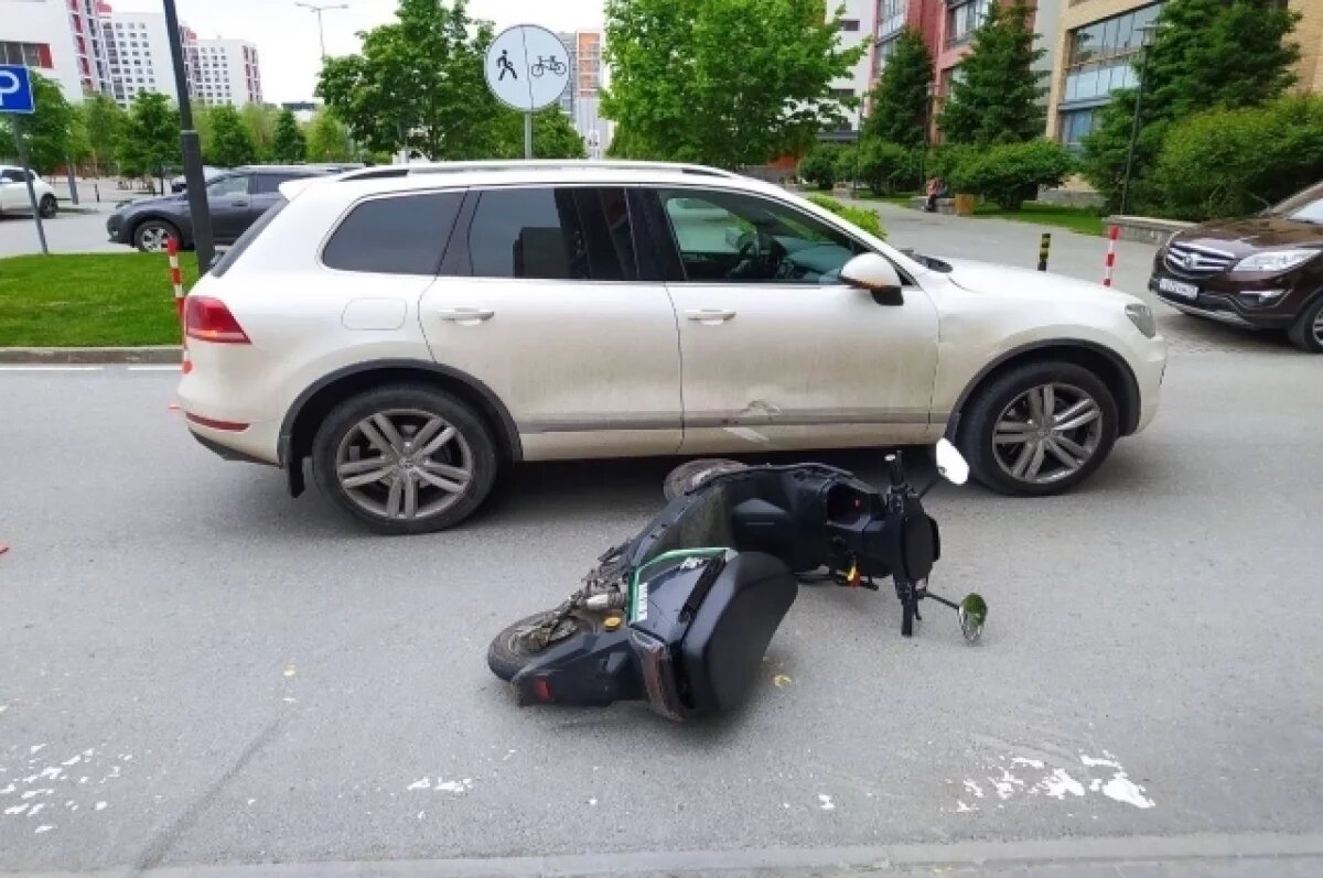    Подросток на электроскутере в Тюмени врезался в автомобиль