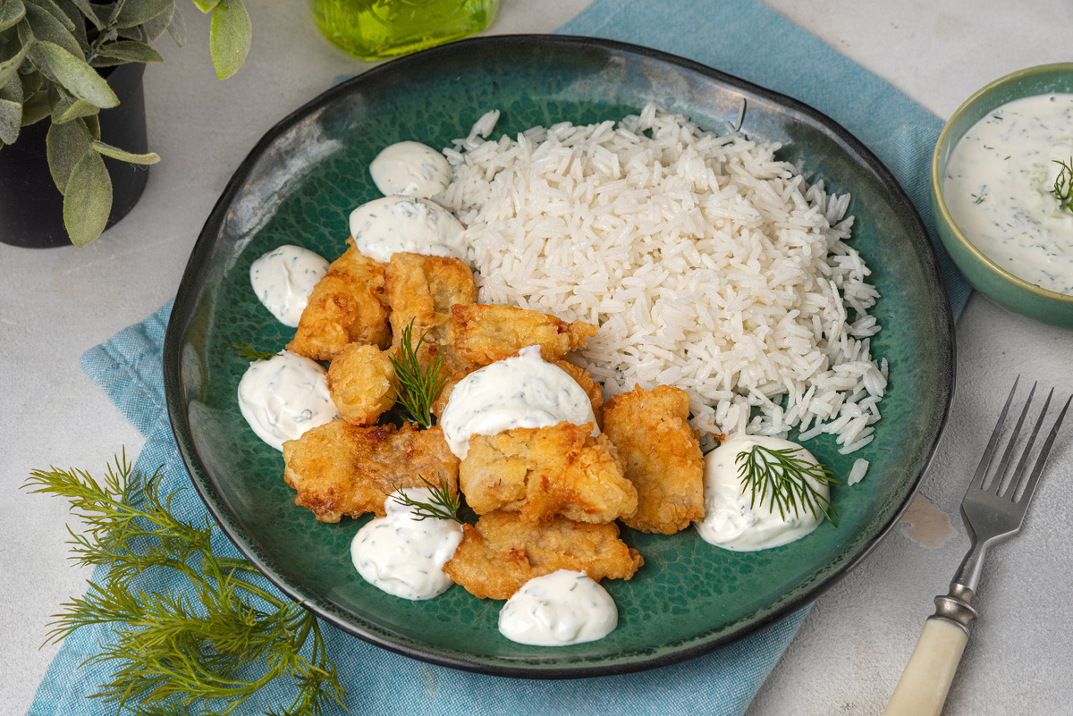 Филе белой рыбы в сырном кляре со сметанным соусом