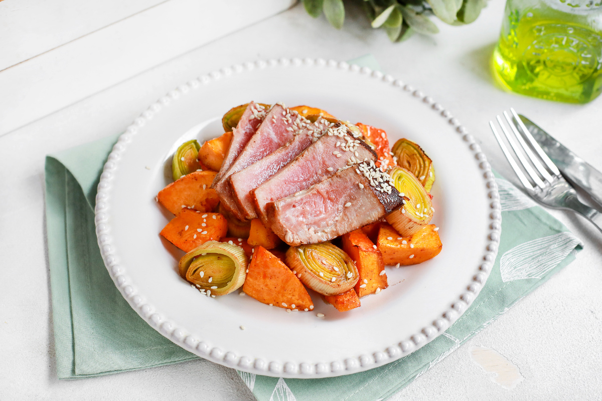 Стейк из тунца в апельсиновом маринаде с запечёнными овощами