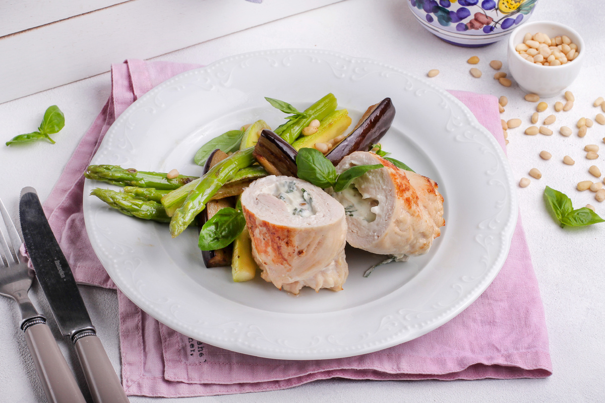 Рулетики из индейки с начинкой из творожного сыра и овощами-гриль