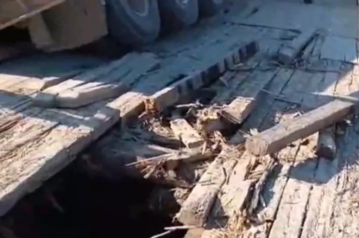    В Амурской области частично обрушился мост через реку Обка