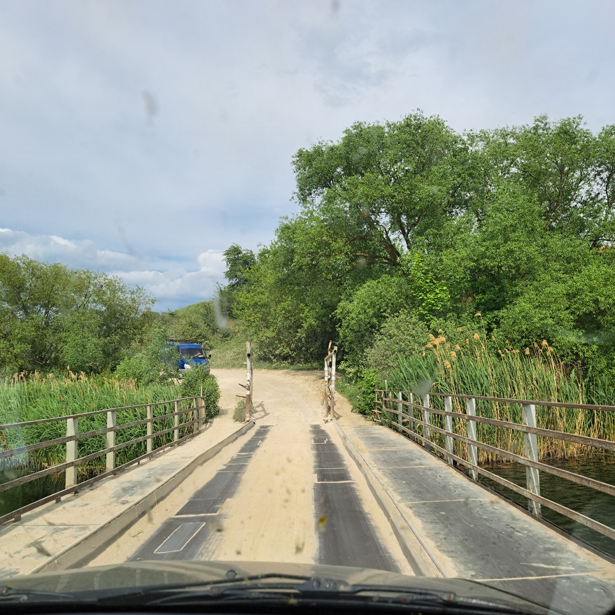 По бокам пешеходные дорожки