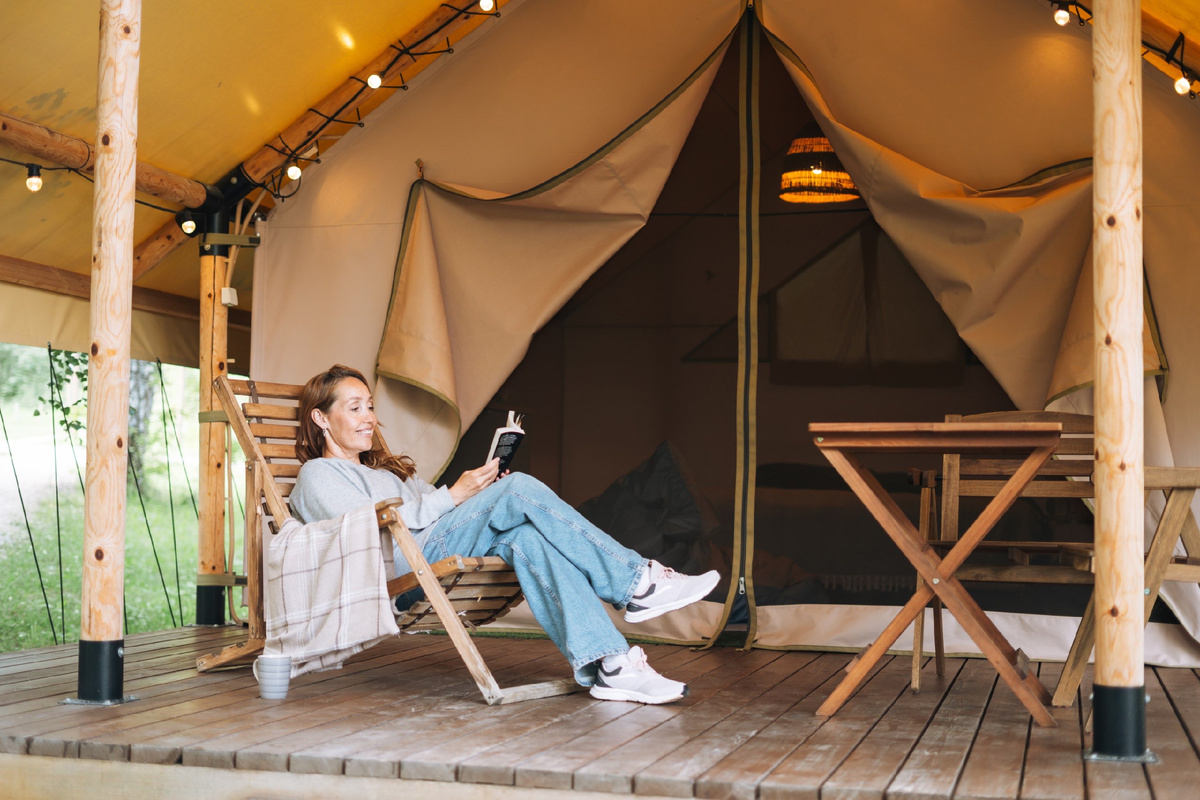 Вы живете в шатре. Там, как правило, есть двухспальная кровать, небольшой холодильник, чайник, бывает мини плитка, необходимая посуда, полотенца. Сан узел находится в санитарном домике. Для каждого шатра отдельный туалет с душем