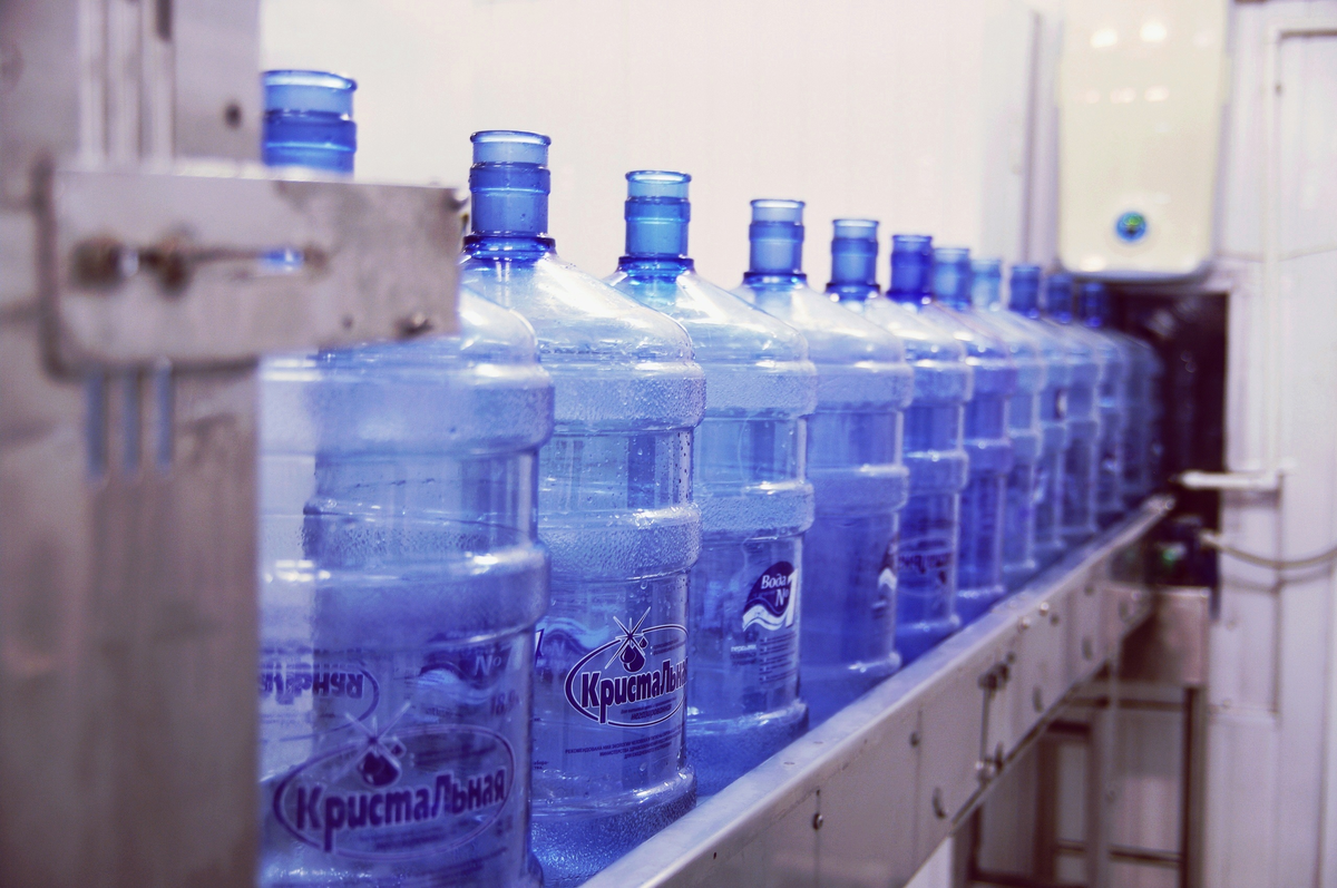 Такие бутыли помечаются на дне маркировкой PC и треугольником с цифрой 7 внутри.