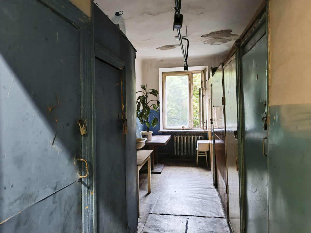 Небезопасное здание находится недалеко от жилых домов.  Фото: ФедералПресс / Карина Майлибаева