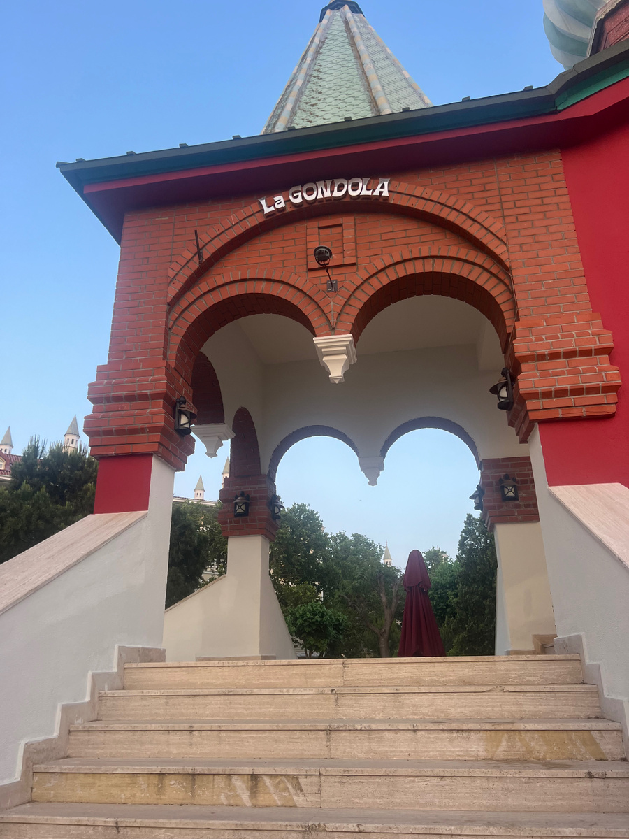 Вход в итальянский ресторан La Gondola.