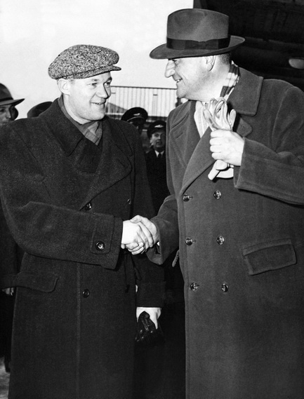 1954 год, Стокгольм. Капитан сборной СССР Всеволод Бобров