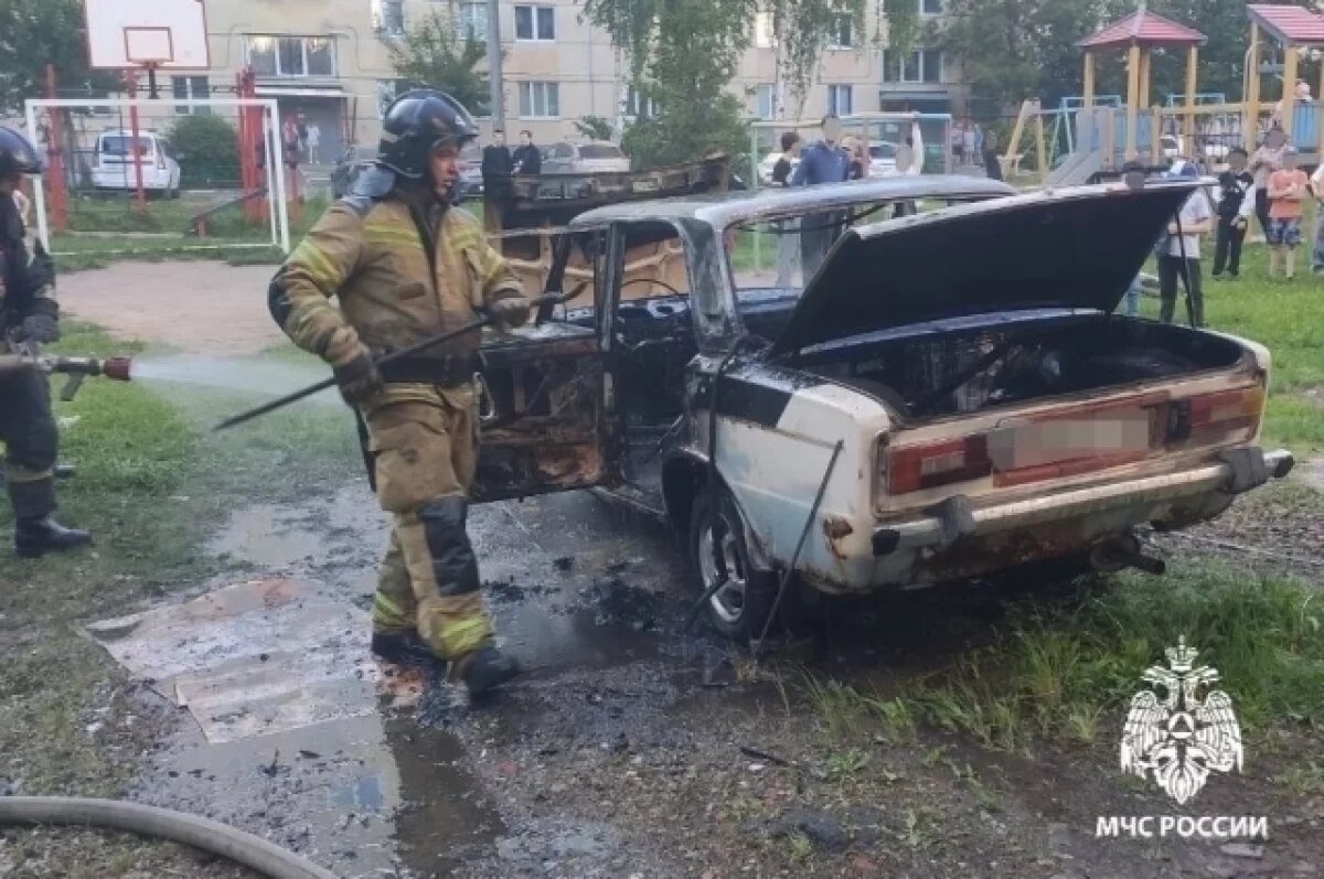    Возле ТЦ «Итламас» в Ижевске сгорел автомобиль ВАЗ-2106