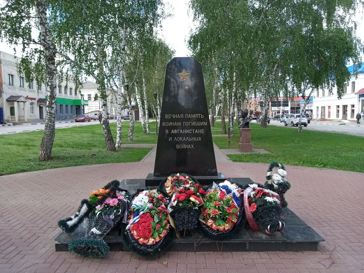 Город Маркс Саратовской области. Аллея Героев, 2025 год, фото автора.