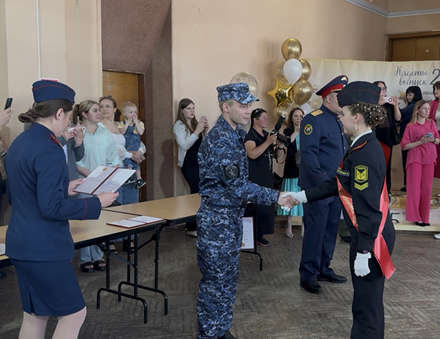 В Твери росгвардейцы приняли участие в церемонии прощания со знаменем
