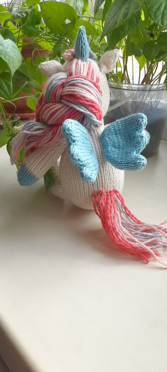 Надо бы добавить ниток для хвоста ))