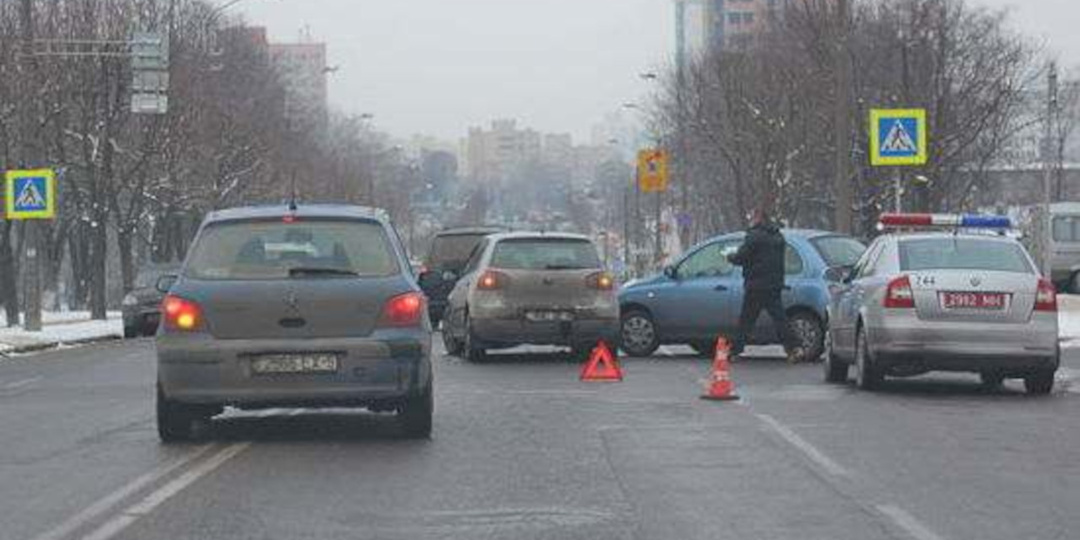 Как объехать аварию, если слева сплошная линия и не получить штраф? Делюсь тонкостями ПДД