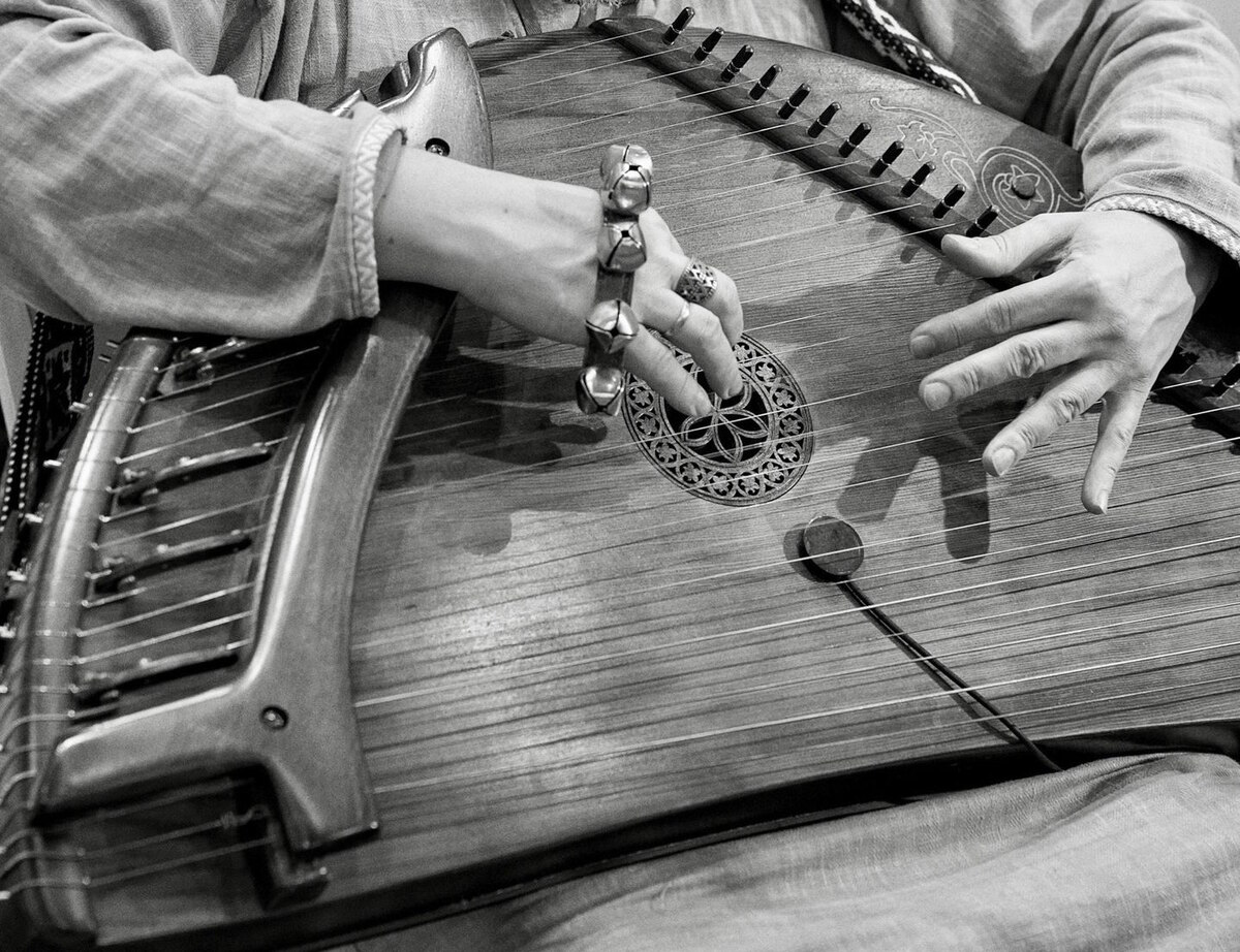 Гусли — музыкальный инструмент, который удивляет: редкие факты, история и современность