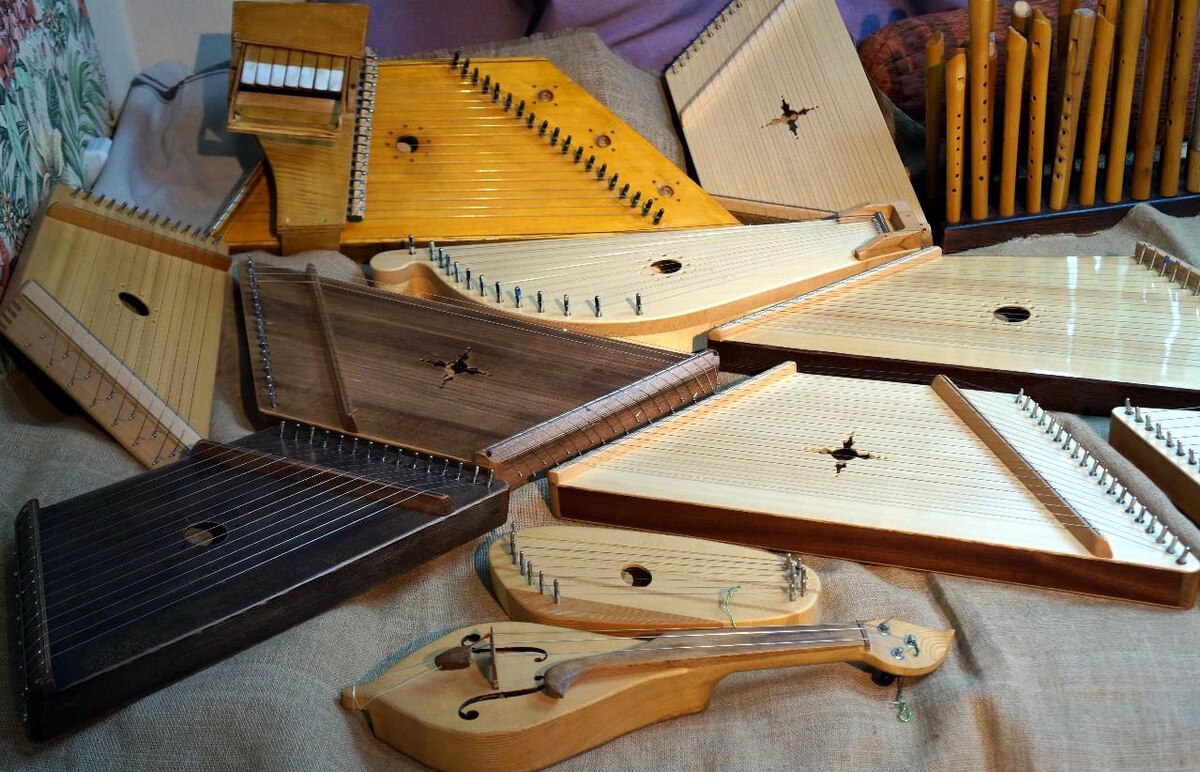 Существует большое множество видов и типов гуслей