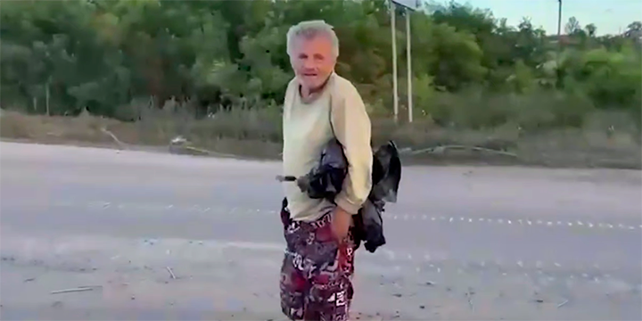    Это последние кадры с русским дедушкой в Курской области, над которым сначала посмеялись, а потом расстреляли вэсэушники // Скриншот видео из соцсетей