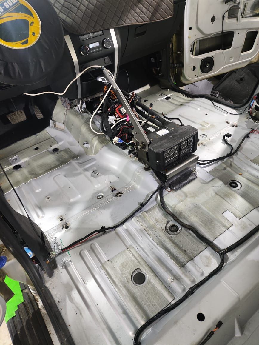 Пол. Небольшие "шлепки" заводской шумки.