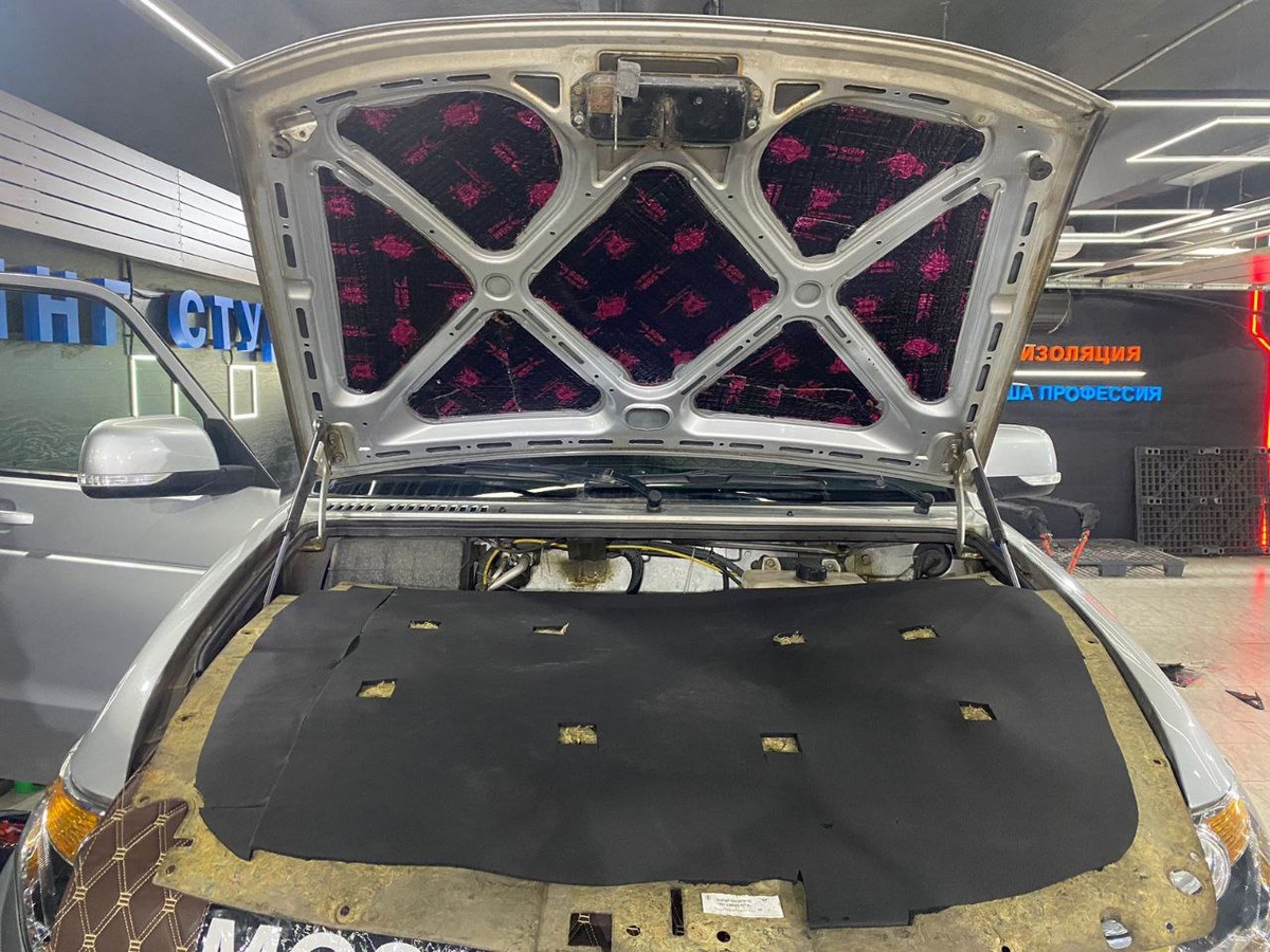 Капот. С улицы разницы не услышал