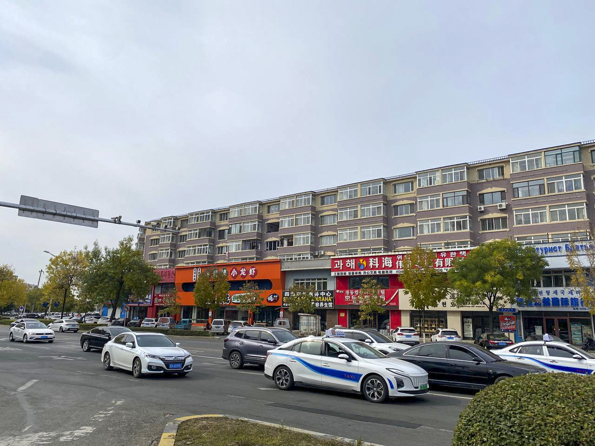 Как в Хуньчуне смешались русские вывески, корейская еда и китайский хаос.  Фото: Фото: ФедералПресс / Анастасия Полетаева