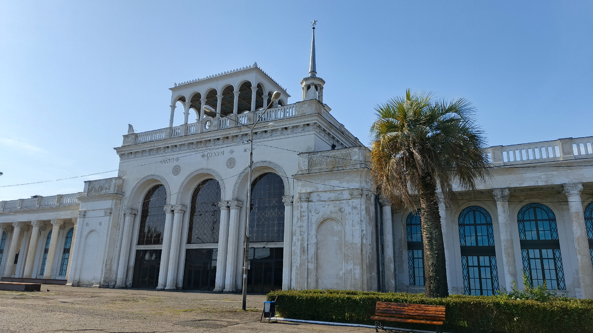 Здание железнодорожного вокзала в Сухуме. Май 2025. Фото автора.