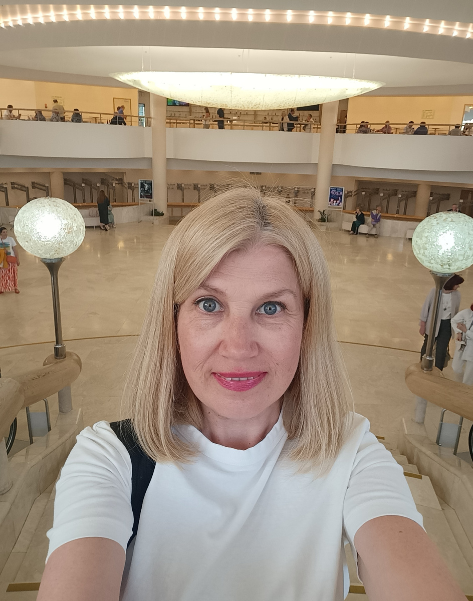 Автор в фойе московского международного Дома музыки 