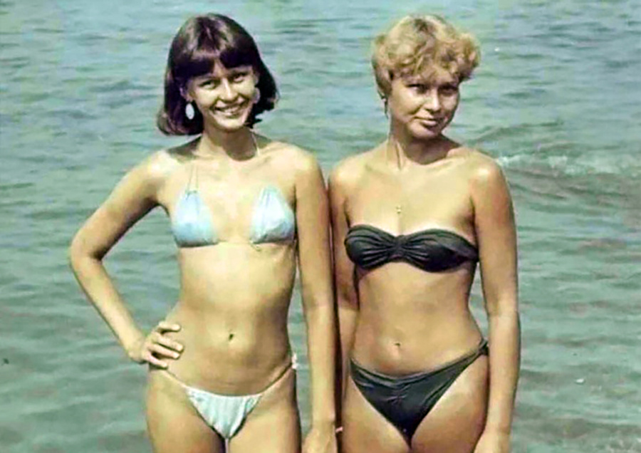 21-летняя Ирина Безрукова (Бахтура) позирует с подругой на отдыхе, СССР, 1986 год