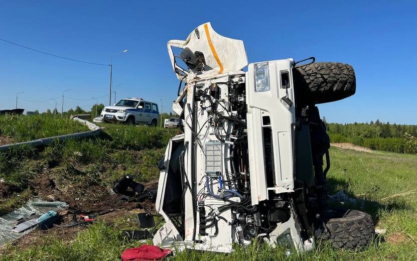    Водитель грузовика погиб в столкновении со столбом на объездной Ижевска