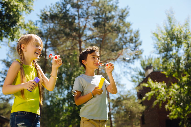 Счастливые дети летом