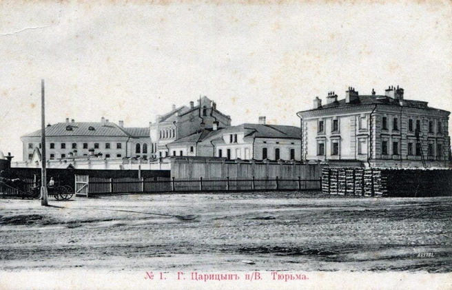 Сейчас на месте, где стоит фотограф, вырос огромный жилой комплекс из желтого кирпича с фитнес-клубом и офисом ООО «Ситиматик»
Источник: УФСИН России по Волгоградской области