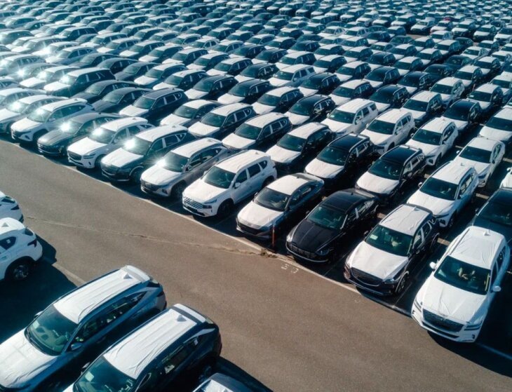     Склад непроданных импортных автомобилей. Источник: autonews.ru.