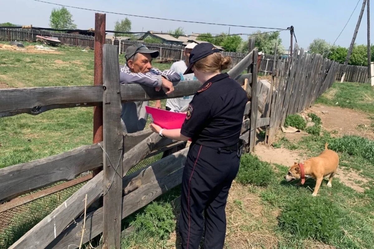    Полицейские опрашивают местных жителей.