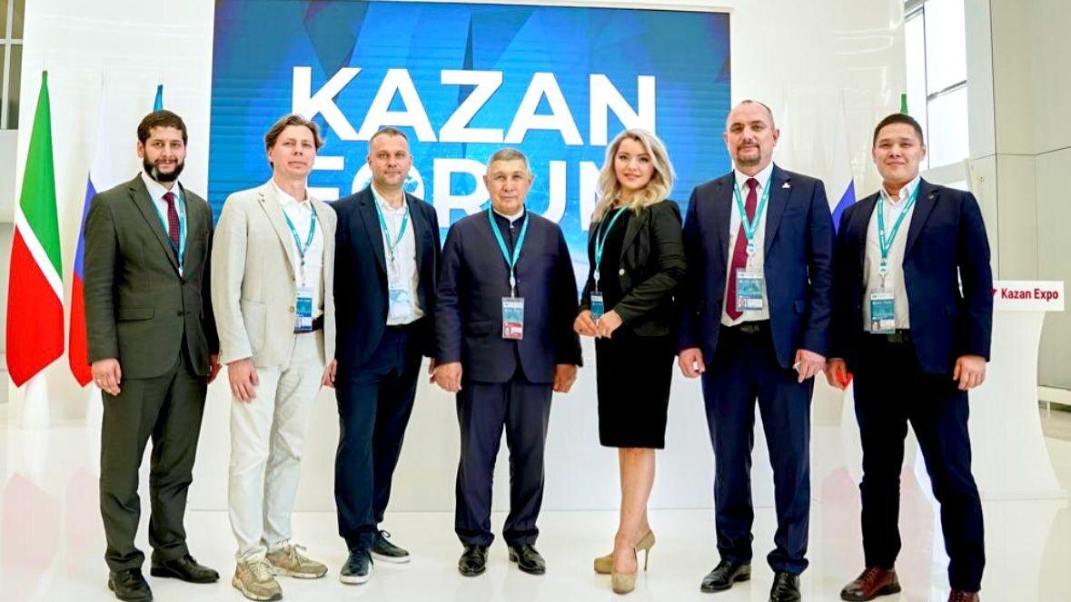 Слева направо: Аммар Аль-Анси, Технопарк Идея РТ, Юрий Газутуллин, серийный предприниматель, Антон Сиземин, сооснователь Wee.AE, Рифкат Нургалиевич Минниханов, президент академии наук Республики Татарстан, Августа Генесес, глава комитета по развитию торгово-экономического сотрудничества в MENA, ЕАБ, Анатолий Тулаев, основатель компании Stereotek