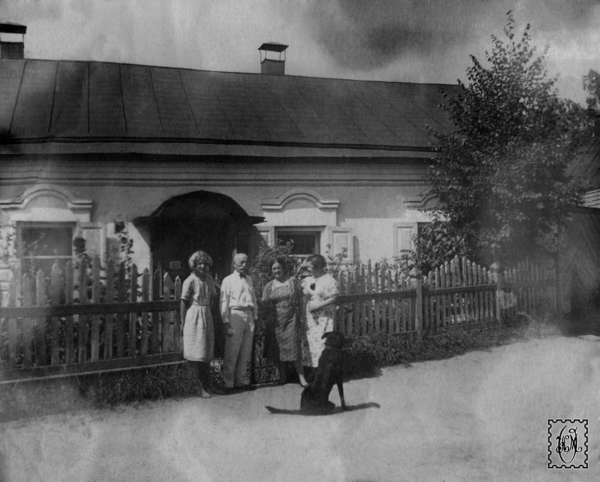 Г.Г. Сармо с семьей около своего дома на ул. Володарского, д. 20. Фотография предоставлена правнуком Федоровым Сергеем Сергеевичем.