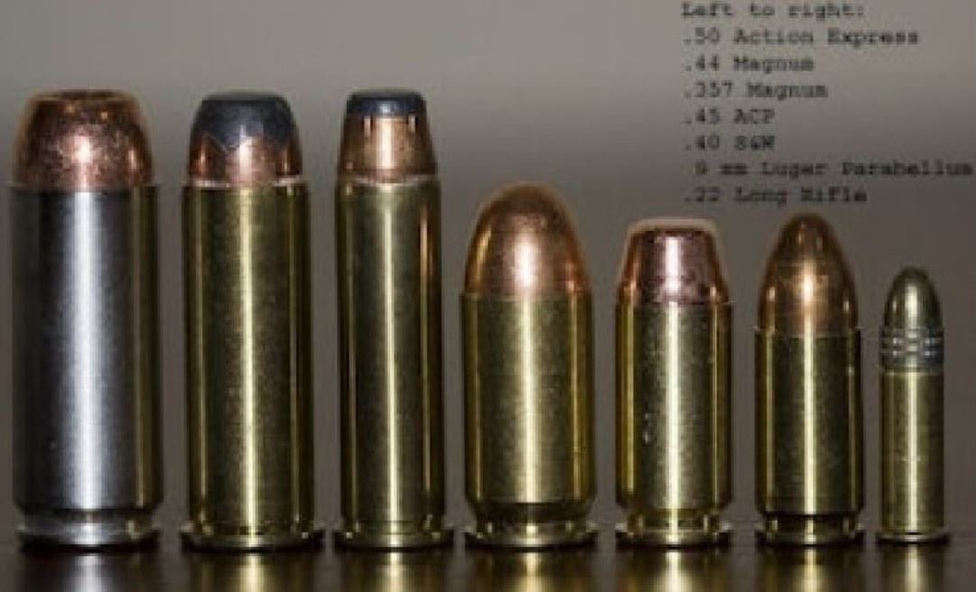 Слева направо: .50, .44 Магнум, .357 Магнум, .45 АСР, .40 SW, 9 мм Пара, .22 LR.